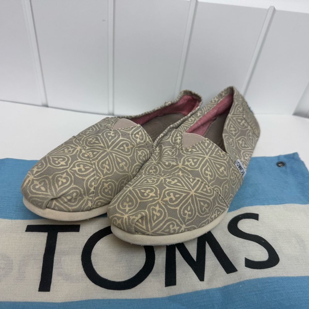 TOMS Women's Beige Spade Pattern Flats | 8W | and Dust Bag